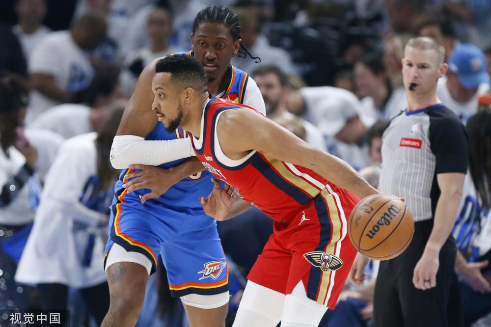 冲入场地争 冲入场地争