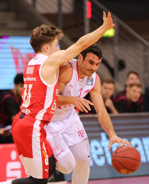 后防球员忙 后防球员忙